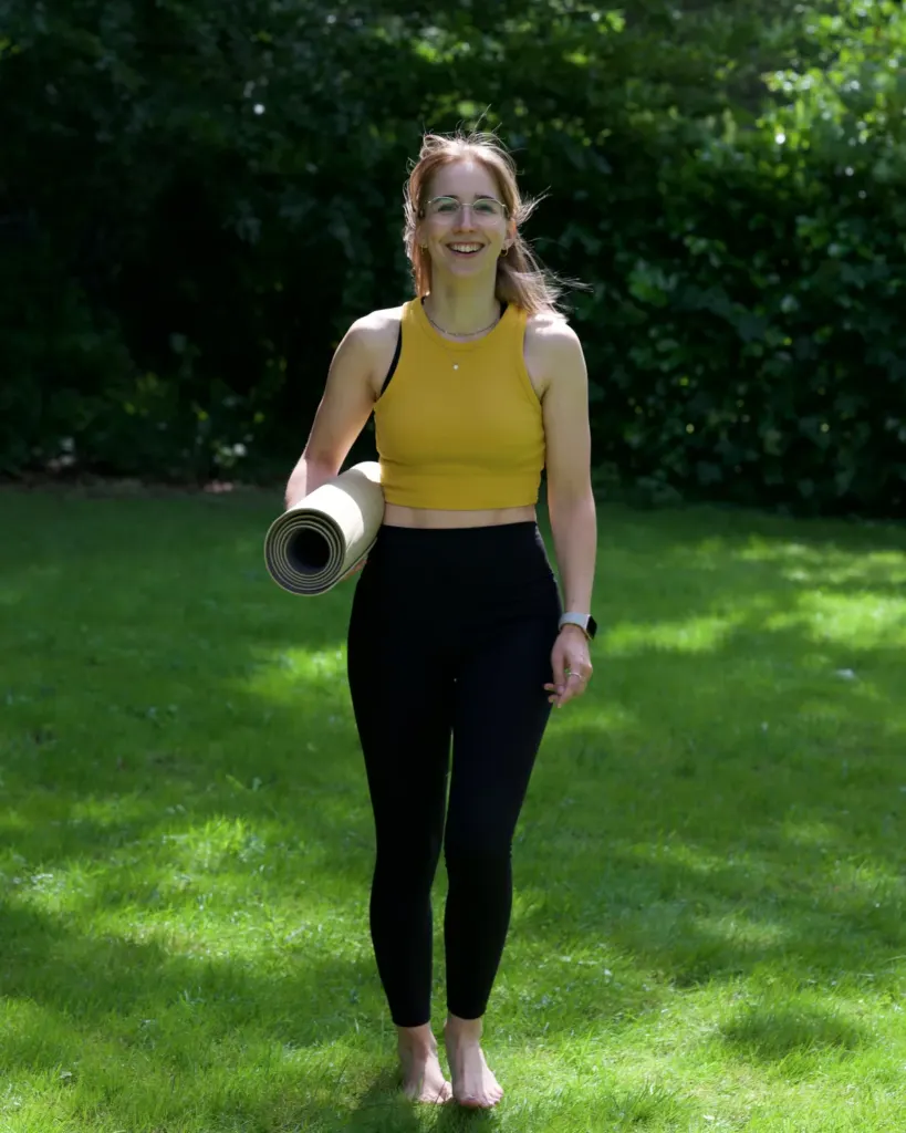 Sara Felsberg mit Yogamatte auf dem Weg zum Outdoor-Kurs