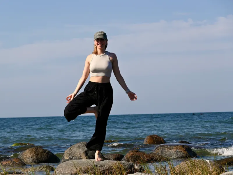 Baumhaltung am Meer – Balance und Ruhe im Vinyasa Yoga