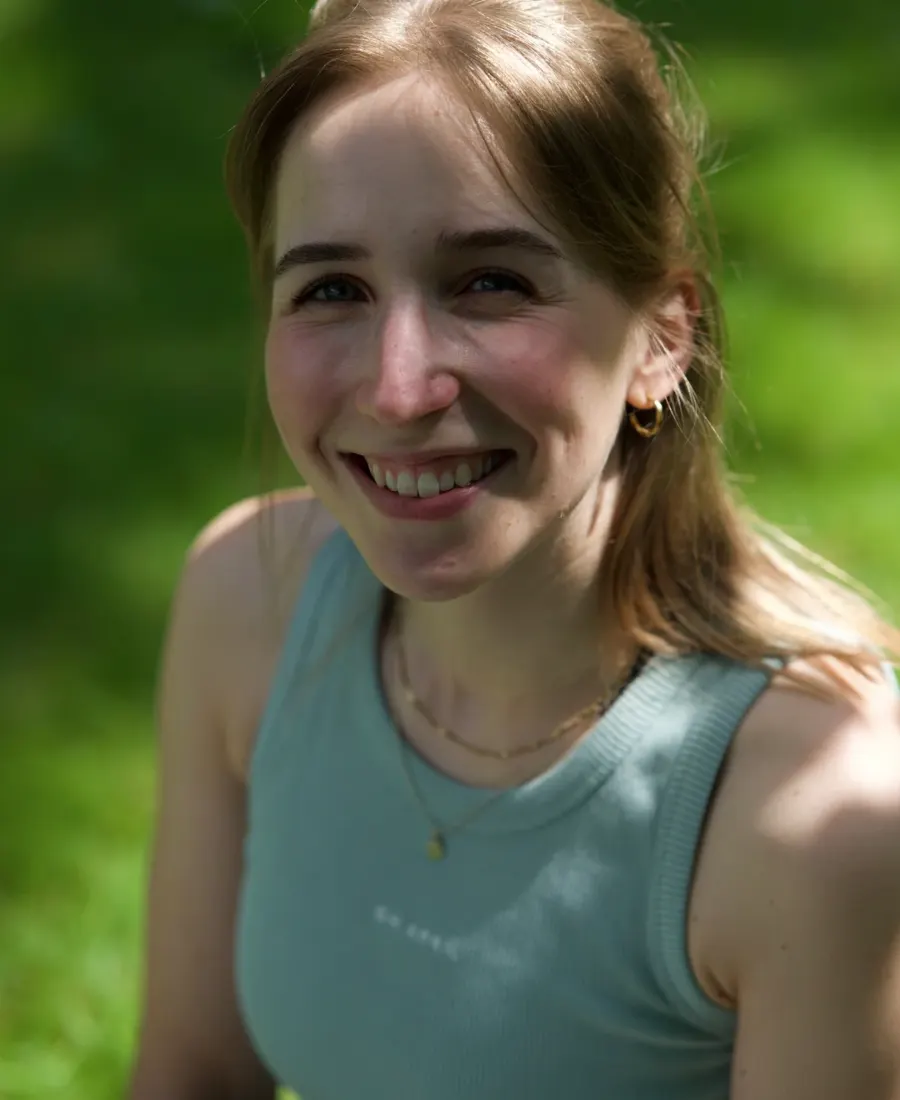 Porträt von Sara Felsberg, Physiotherapeutin und Yoga-Lehrerin aus Dormagen