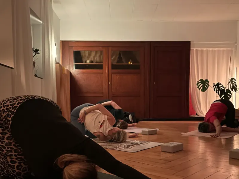Teilnehmerinnen üben rückenschonende Bewegungen im Workshop von Sara Felsberg
